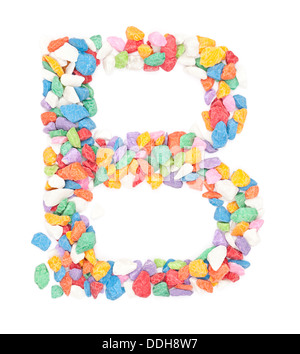 Alphabet B gravier colorés sur fond blanc. Banque D'Images