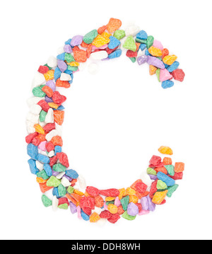 C gravier coloré de l'alphabet sur fond blanc. Banque D'Images