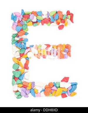 Alphabet E gravier colorés sur fond blanc. Banque D'Images