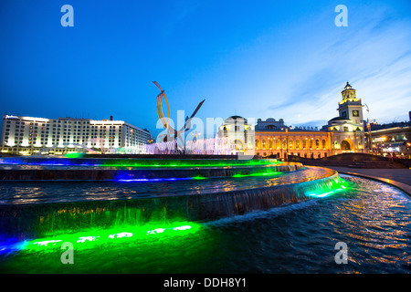 Kievskiy gare à Moscou la nuit. Banque D'Images