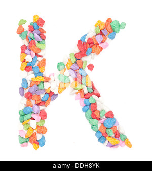 Alphabet K gravier colorés sur fond blanc. Banque D'Images