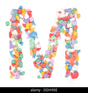 Alphabet M gravier colorés sur fond blanc. Banque D'Images