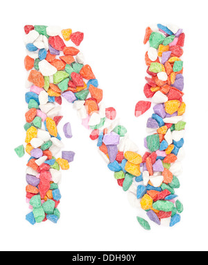 Gravier coloré alphabet N sur fond blanc. Banque D'Images