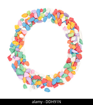 O alphabet gravier colorés sur fond blanc. Banque D'Images