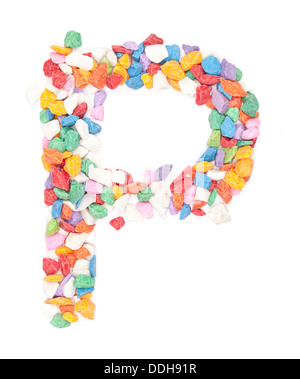 Alphabet P gravier colorés sur fond blanc. Banque D'Images