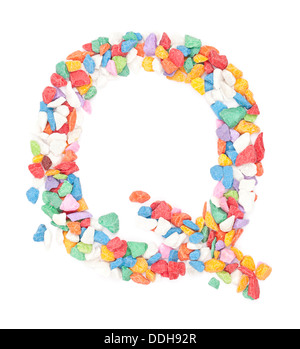 Alphabet Q gravier colorés sur fond blanc. Banque D'Images