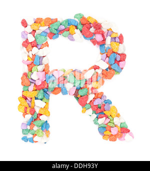 Alphabet R gravier colorés sur fond blanc. Banque D'Images