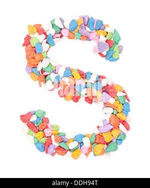 Gravier coloré de l'alphabet s sur fond blanc. Banque D'Images