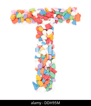 Alphabet T gravier colorés sur fond blanc. Banque D'Images