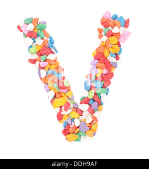 Alphabet V gravier colorés sur fond blanc. Banque D'Images
