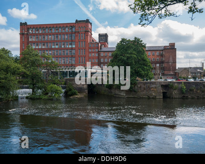 Belper mill situé à côté d'un barrage sur la rivière Derwent. Banque D'Images