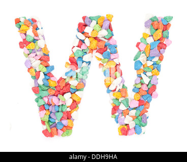 Alphabet W gravier colorés sur fond blanc. Banque D'Images