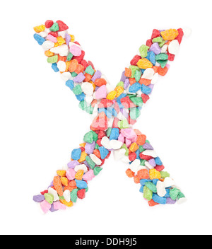 Alphabet X gravier colorés sur fond blanc. Banque D'Images