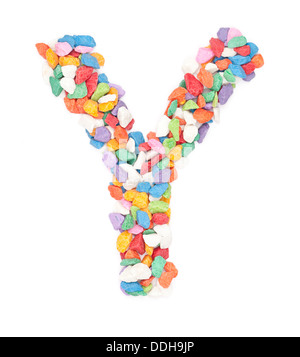 Alphabet Y gravier colorés sur fond blanc. Banque D'Images