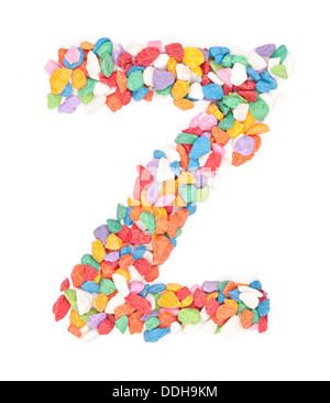 Alphabet Z gravier colorés sur fond blanc. Banque D'Images