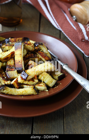 Aubergines frites avec des épices, de l'alimentation close up Banque D'Images