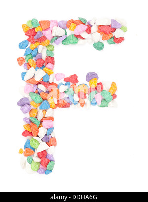 Alphabet F gravier colorés sur fond blanc. Banque D'Images