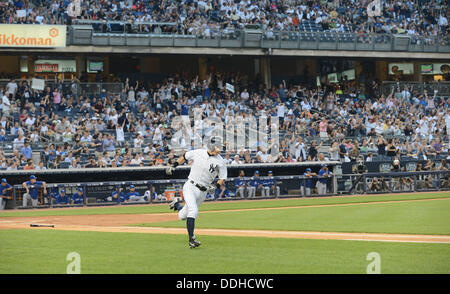 Ichiro Suzuki (Yankee), le 21 août 2013 - MLB : Ichiro Suzuki des New York Yankees s'exécute à la première base après avoir frappé son 4000ème carrière frappé à la première manche de la Ligue majeure de baseball pendant les match contre les Blue Jays de Toronto au Yankee Stadium dans le Bronx, New York, United States. (Photo de bla) Banque D'Images