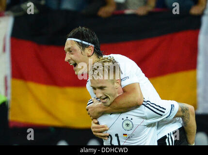 L'Allemagne Marco Reus (bas) célèbre son 4-1 avec Mesut Oezil pendant l'UEFA EURO 2012 football match quart de finale- Allemagne contre la Grèce à Arena Gdansk à Gdansk, Pologne, 22 juin 2012. Photo : Marcus Brandt dpa (veuillez vous reporter aux chapitres 7 et 8 de l'http://dpaq.de/Ziovh de l'UEFA Euro 2012 Termes & Conditions) Banque D'Images