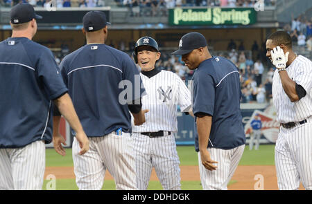 Ichiro Suzuki (Yankee), le 21 août 2013 - MLB : Ichiro Suzuki des New York Yankees est félicité par ses coéquipiers après avoir frappé son 4000ème carrière frappé à la première manche de la Ligue majeure de baseball pendant les match contre les Blue Jays de Toronto au Yankee Stadium dans le Bronx, New York, United States. (Photo de bla) Banque D'Images