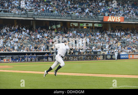 Ichiro Suzuki (Yankee), le 21 août 2013 - MLB : Ichiro Suzuki des New York Yankees s'exécute à la première base après avoir frappé son 4000ème carrière frappé à la première manche de la Ligue majeure de baseball pendant les match contre les Blue Jays de Toronto au Yankee Stadium dans le Bronx, New York, United States. (Photo de bla) Banque D'Images