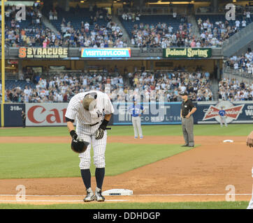 Ichiro Suzuki (Yankee), le 21 août 2013 - MLB : Ichiro Suzuki des New York Yankees se défait de son casque et se plie aux fans après avoir frappé son 4000ème carrière frappé à la première manche de la Ligue majeure de baseball pendant les match contre les Blue Jays de Toronto au Yankee Stadium dans le Bronx, New York, United States. (Photo de bla) Banque D'Images