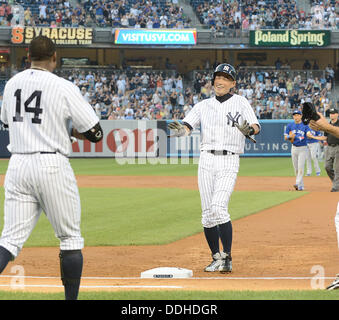 Ichiro Suzuki (Yankee), le 21 août 2013 - MLB : Ichiro Suzuki des New York Yankees est félicité par son coéquipier Curtis Granderson après avoir frappé son 4000ème carrière frappé à la première manche de la Ligue majeure de baseball pendant les match contre les Blue Jays de Toronto au Yankee Stadium dans le Bronx, New York, United States. (Photo de bla) Banque D'Images