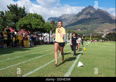 Athletic enfants participant à un concours à la Saint George's School, Cape Town, Afrique du Sud Banque D'Images