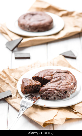 Deux fondants au chocolat blanc sur la table en bois rustique Banque D'Images