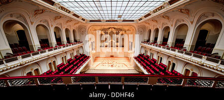 Hambourg, Allemagne. 09Th Sep 2013. Vue de l'intérieur de la salle de concert de la Laeiszhalle à Hambourg, Allemagne, 02 septembre 2013. La saison de concerts de l'Elbe Philharmonic Hall va commencer le 03 septembre 2013 avec une représentation de l'Opéra d'état de Munich. Photo : SVEN HOPPE/dpa/Alamy Live News Banque D'Images