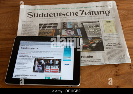 Suddeutsche Zeitung journal allemand avec édition en ligne affichée sur un ordinateur tablette Banque D'Images