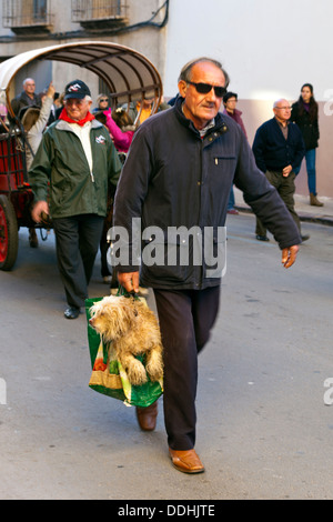 Man sac à chien au festival espagnol Banque D'Images