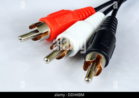Fiches RCA/Phono sur un fond blanc. Banque D'Images