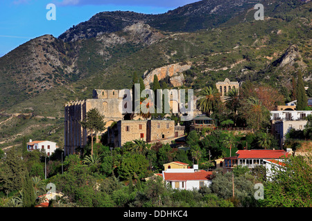 L'Abbaye de Bellapais, ou l'Abbaye de la paix est la ruine d'un monastère construit au 13ème siècle sur le côté nord de la petite vi Banque D'Images