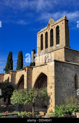 L'Abbaye de Bellapais, ou l'Abbaye de la paix est la ruine d'un monastère construit au 13ème siècle sur le côté nord de la petite vi Banque D'Images