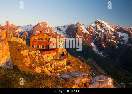 Le edelweisshuette refuge sur mt edelweissspitze, montagnes hohe dock et grosses wiesbachhorn à l'arrière Banque D'Images