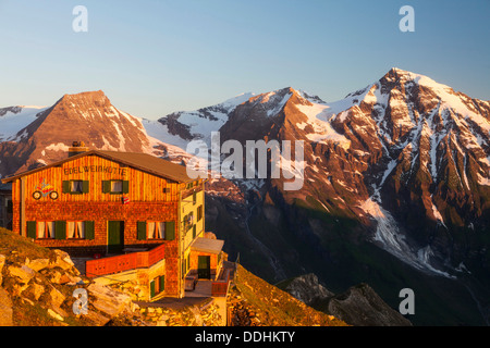 Le refuge Edelweissshuette sur le mont Edelweisspitze, les montagnes Hohe Dock et Grosses Wiesbachhorn à l'arrière Banque D'Images