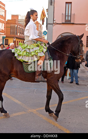 Moncofa, jeune femme Horse Rider à Bénédiction des animaux Banque D'Images