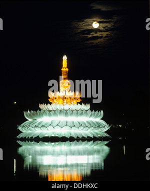 Loi Krathong festival, Krathong géants dans l'étang, pleine lune, Parc historique de Sukhothai, la nuit Banque D'Images