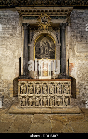 Autel latéral, un sarcophage en marbre du 4ème siècle, église Saint Trophime Banque D'Images