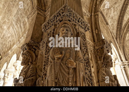 Pierre angulaire avec les statues de saint Trophime dans le cloître, Église Saint Trophime Banque D'Images