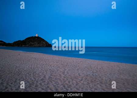 Baia di Chia avec la Tour Sarrasine au crépuscule, Costa del Sud Banque D'Images