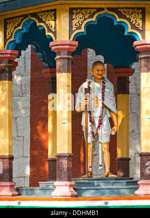 Représentation de Mahatma Gandhi avec bâton de marche dans un petit pavillon sur le mur du temple Meenakshi Amman Temple, ou Sri Banque D'Images