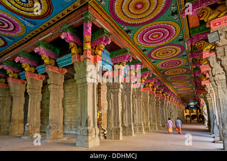 Plafond peint de couleur sur des piliers de pierre, temple Meenakshi Amman Temple, Temple ou temple de Minakshi Sri Banque D'Images