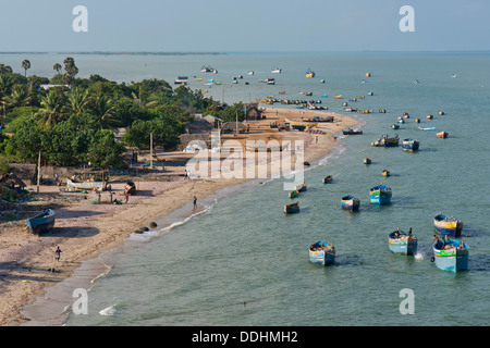 Les bateaux de pêche et pêcheurs&# 39;s cabanes sur la plage Banque D'Images