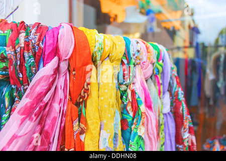 Foulards souvenirs sur un rack en vente en plein air Banque D'Images