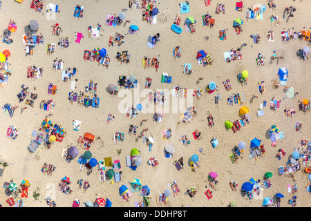 Vue aérienne, plage de sable à lac Silbersee II avec les gens de soleil Banque D'Images