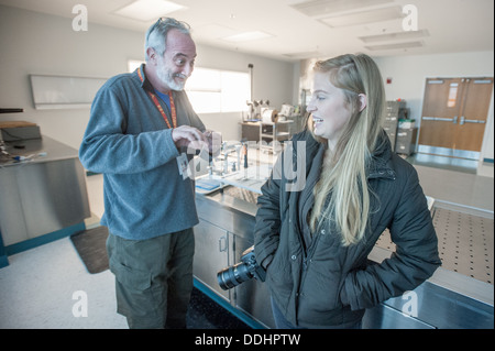 Personnes dans un laboratoire d'autopsie à l'État Bureau des examinateurs médicaux - Morgue Banque D'Images