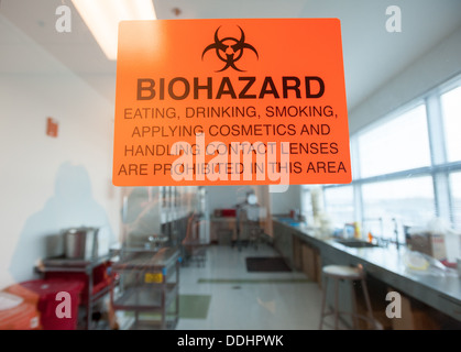 Faire tremper du cerveau pour autopsie au laboratoire de l'État Bureau des examinateurs médicaux - Morgue Banque D'Images