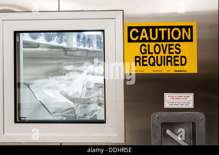 Cadavres dans le refroidisseur de l'État Bureau des examinateurs médicaux - Morgue Banque D'Images
